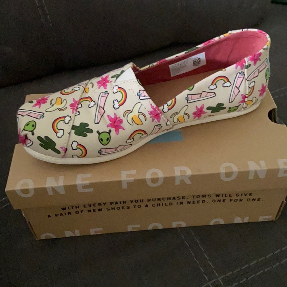 Super cute Tom’s.. woman size 7 hardly worn.